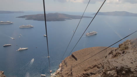 paseo en teleférico hasta el antiguo puerto de santorini