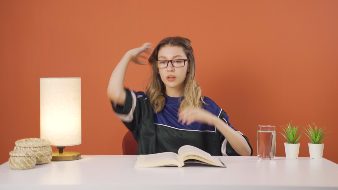 젊은 여자는 공황 상태입니다.