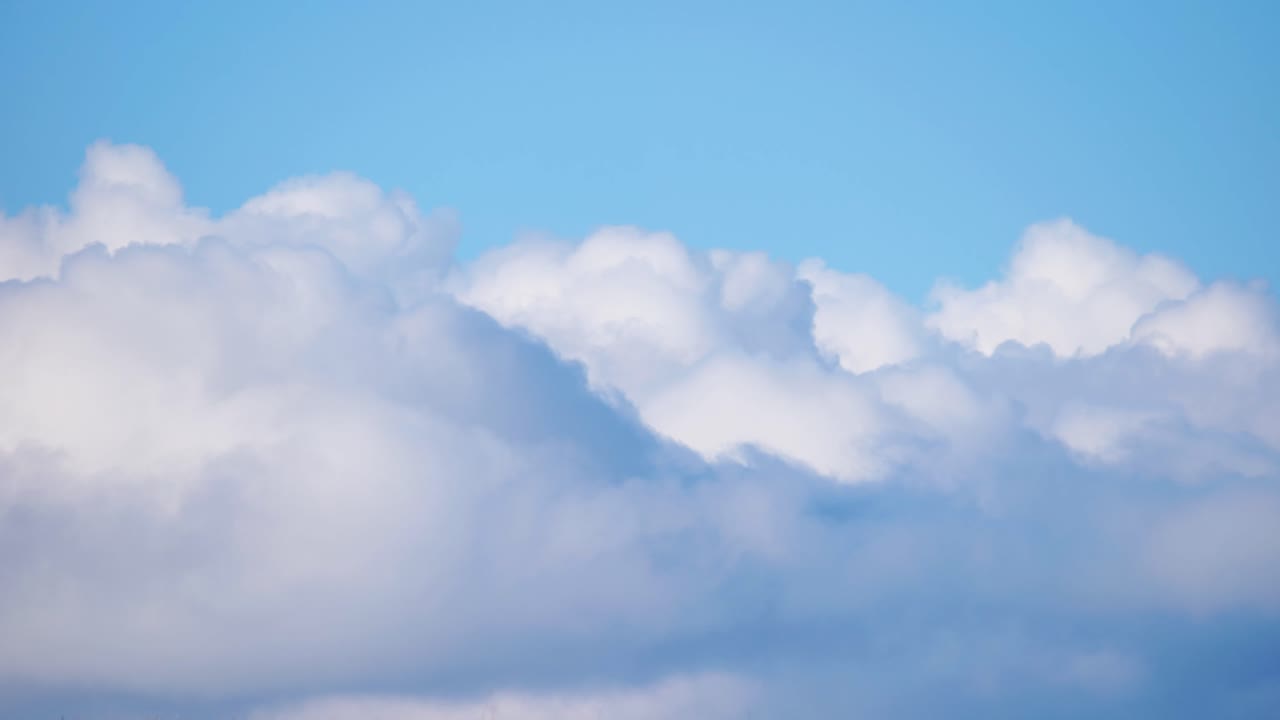 푸른 하늘을 배경으로 저속 구름