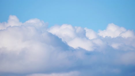 nubes de lapso de tiempo contra un fondo de cielo azul