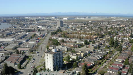 Vista-Aérea-Escénica-Del-Aeropuerto-Internacional-De-Vancouver-Desde-El-Sur-De-Vancouver