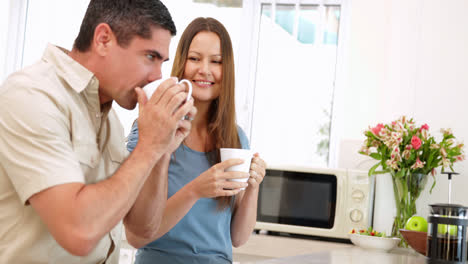 Glückliches-Paar-Trinkt-Zusammen-Kaffee