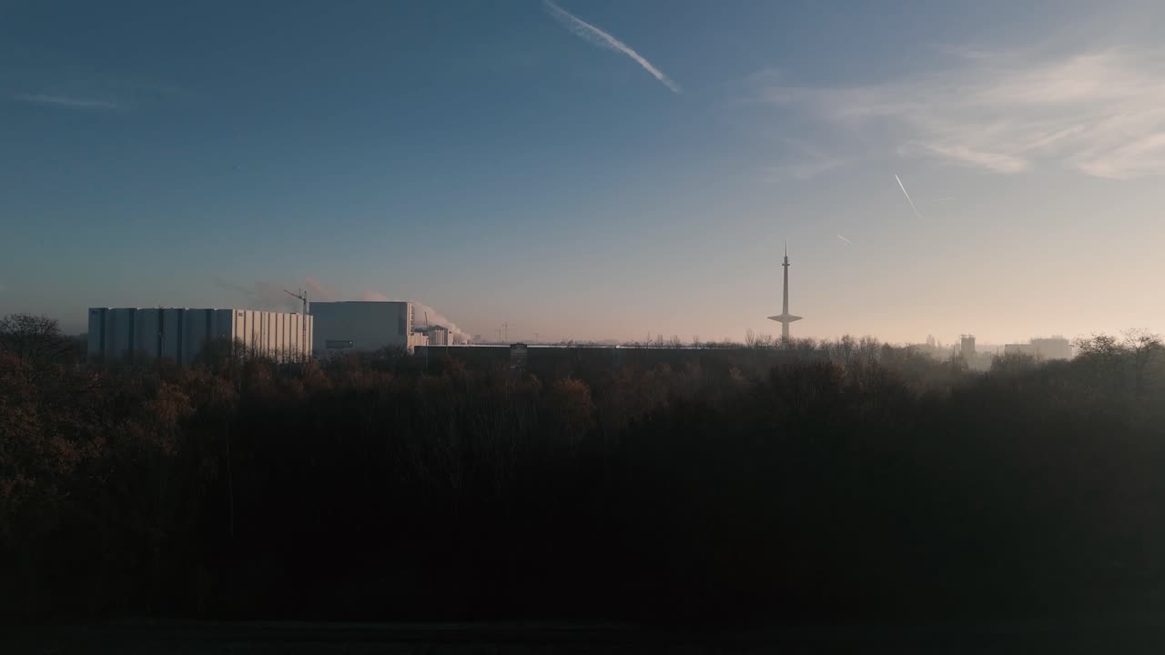 뒷면 에 물 탑 이 있는  이 있는 아침 에 산업 현장 의 드론