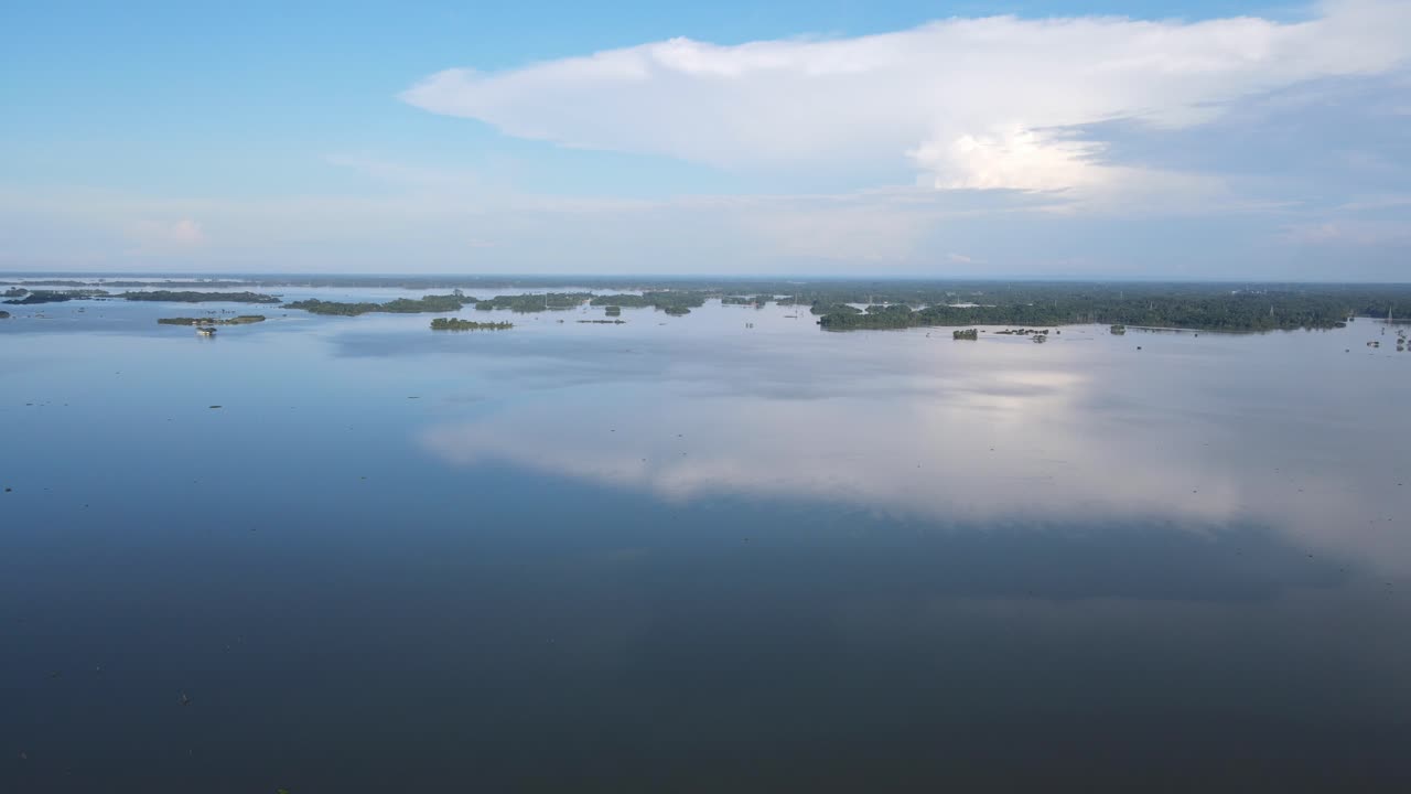 vuelo aéreo sobre tranquilas aguas de inundación reflectantes en sylhet, bangladesh
