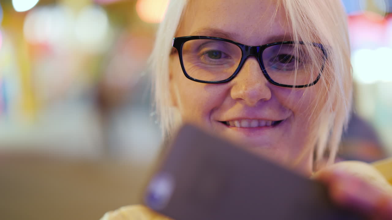 mujer se toma selfie por la noche