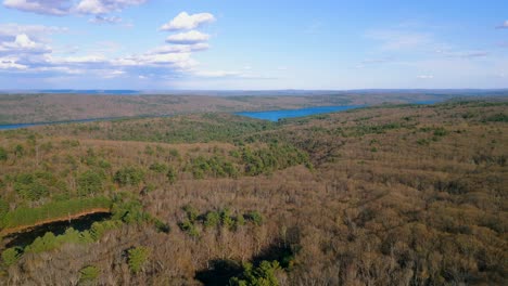 depósito de quabbin en el día del cielo azul a principios de la primavera, el drone aéreo que establece
