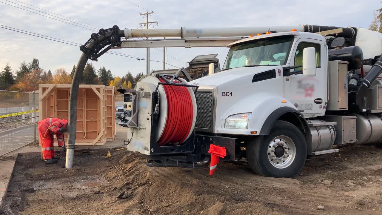 experimente el poder de un camión hydrovac y un trabajador de la construcción mientras exponen de manera segura las líneas subterráneas de servicios públicos