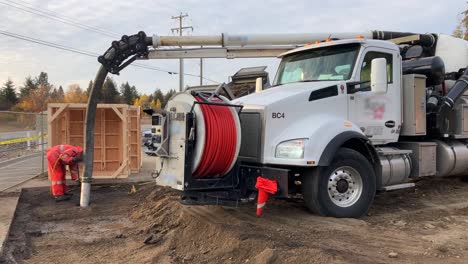 Experimente-El-Poder-De-Un-Camión-Hydrovac-Y-Un-Trabajador-De-La-Construcción-Mientras-Exponen-De-Manera-Segura-Las-Líneas-Subterráneas-De-Servicios-Públicos