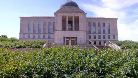 Edificio-De-La-Corte-Suprema-De-Iowa-En-Des-Moines,-Iowa-Con-Video-Cardán-Inclinado-Hacia-Arriba