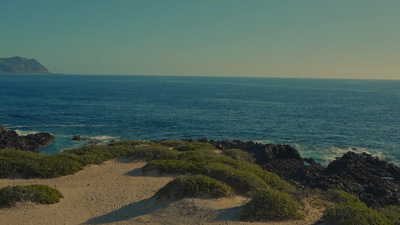 vista de la cima de la colina del océano pacífico azul panorámica a través de ver el sol poniéndose reflejando brillantemente en el agua del océano debajo
