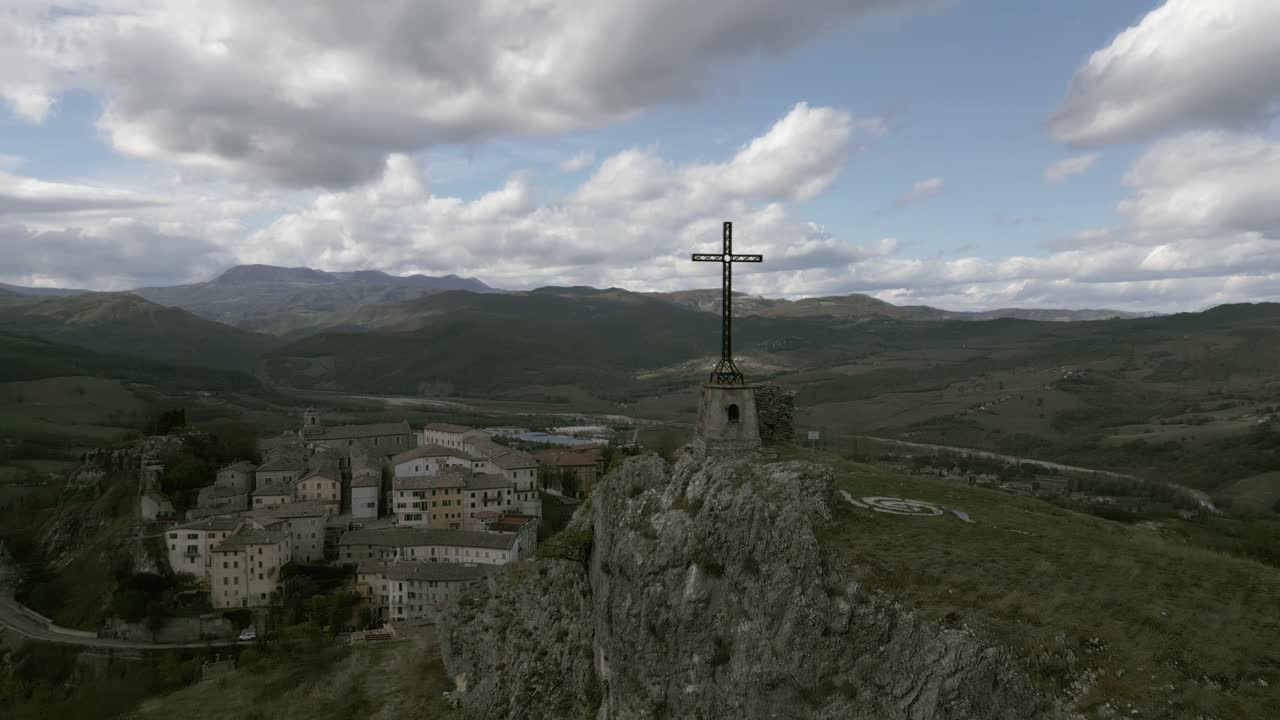 페나빌리 (pennabilli) 에 대한 드론 영상, 아름다운 작은 이탈리아 티베트 (tibet) 에서 마을 꼭대기에 있는 라사 (lhasa) 종을 찾을 수 있습니다.