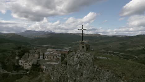 Eine-Drohnenaufnahme-über-Pennabilli,-Dem-Wunderschönen-Kleinen-Italienischen-Tibet,-Wo-Man-Auf-Der-Spitze-Der-Stadt-Lhasa-Glocken-Finden-Kann