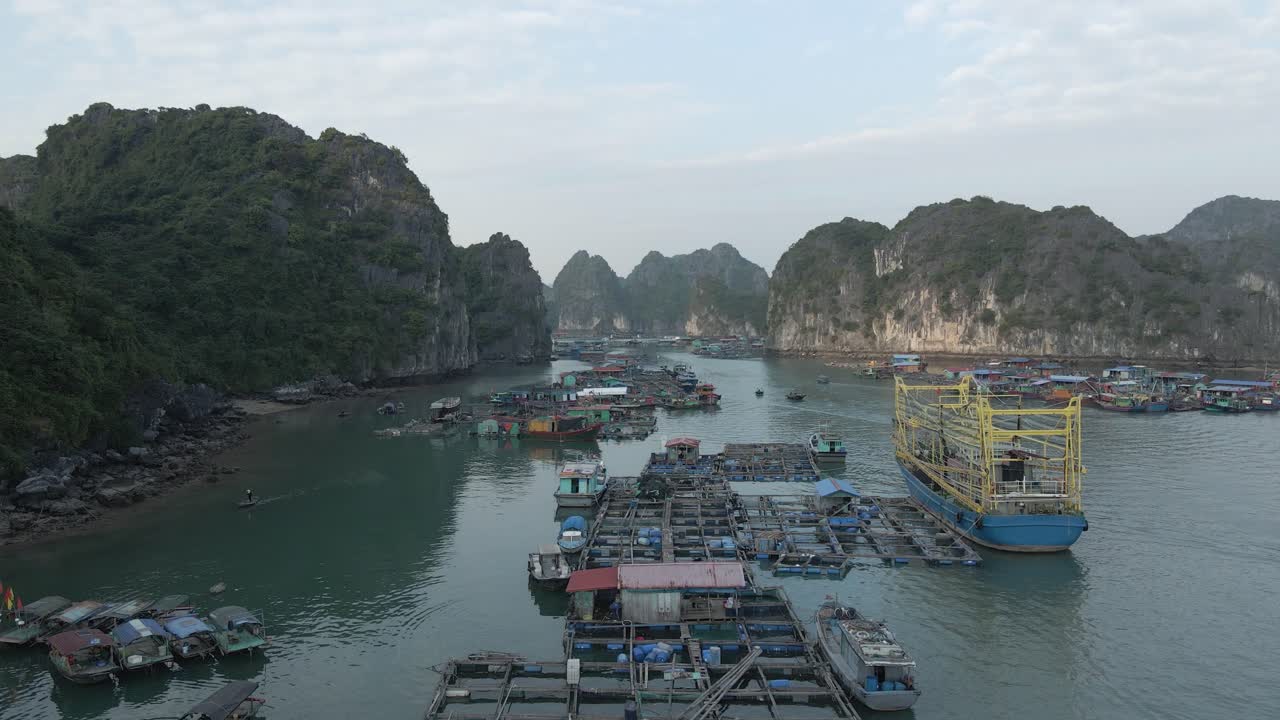 낮은 공중 비행: 라한 베이에 떠 있는 베트남 어촌 마을