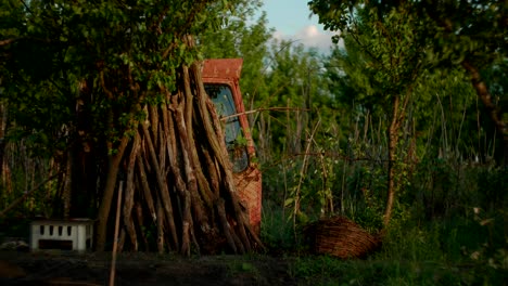 Alte-Verrostete-Traktorhütte-Im-Grünen-Hinterhof-Mit-Bäumen-Und-Vegetation