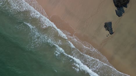 Vista-De-Arriba-Hacia-Abajo-De-La-Playa-De-Cornwall-Con-Aguas-Cristalinas-Y-Costas-Arenosas,-Reino-Unido