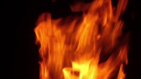 un gran fuego de madera con llamas