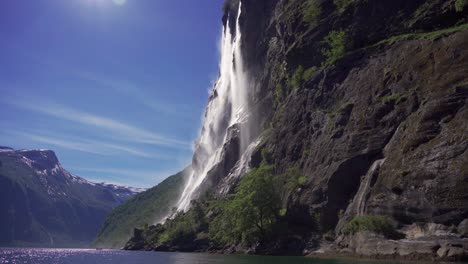 Impresionantes-Vistas-De-La-Hermosa-Cascada-De-Siete-Hermanas-En-El-Fiordo-De-Geiranger,-Noruega