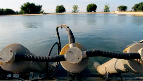 grandes conduites d'eau et tubes dans le réservoir