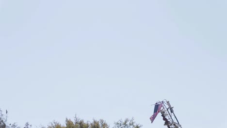 Escalera-De-Camión-De-Bomberos-Que-Extiende-La-Bandera-Americana-Conmemorativa-En-La-Grúa