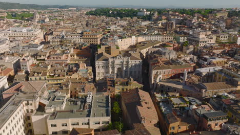 Luftpanoramablick-Auf-Gebäude-Und-Sehenswürdigkeiten-Im-Historischen-Stadtzentrum.-Fliegen-Sie-über-Enge-Gassen-Und-Alte-Häuser.-Rom,-Italien