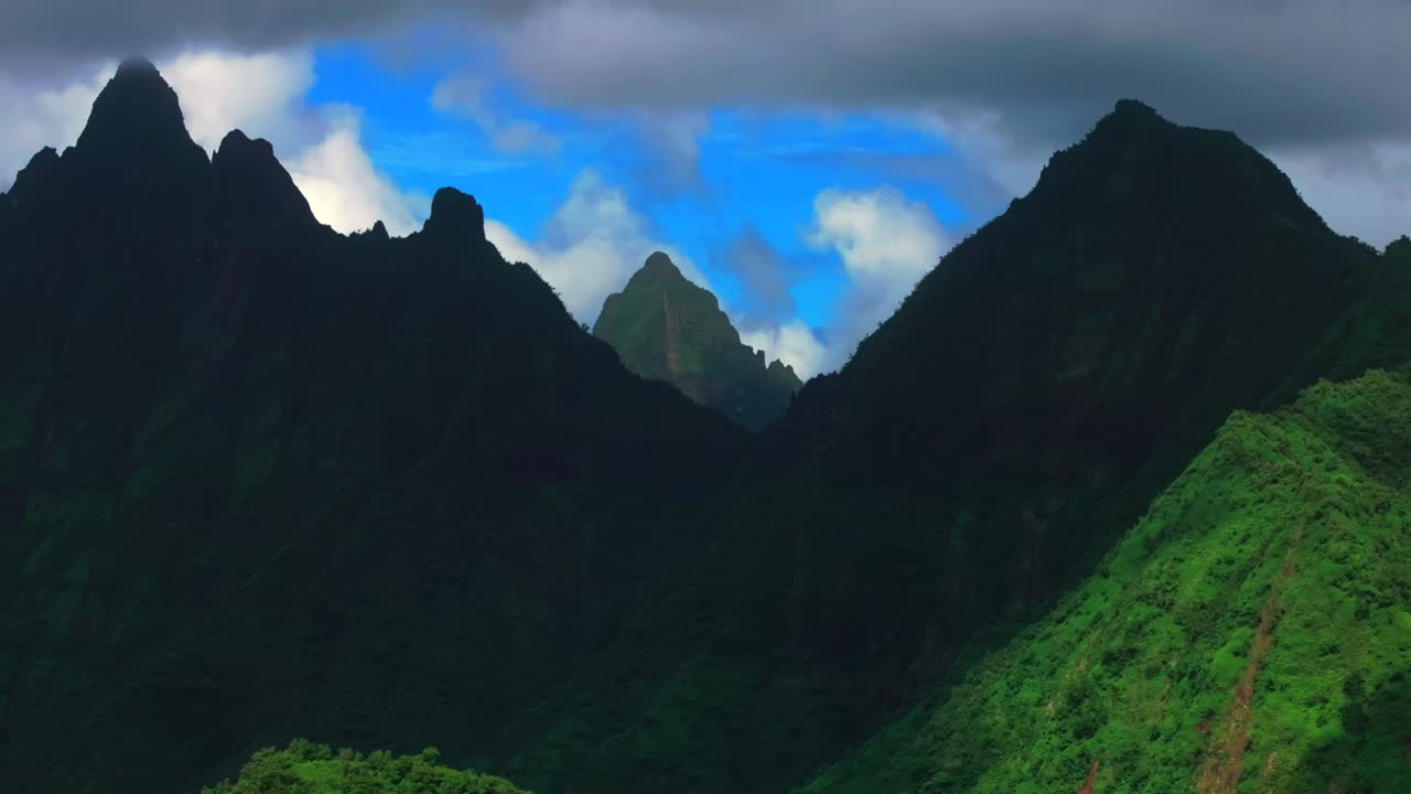 Teahupoo Vallee de Tautira Nehir Vadisi Koyu Vaitepiha köyü Tahiti adası Fransız Polinezyası havadan drone sivri dağ Aorai zirvesi kanyon Aorai Taiarapu Taravao Kuzey Kıyısı bulutlu paralaks geriye doğru.