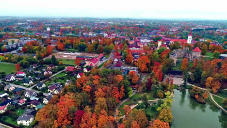 Drone-Trucking-Tilt-Shot-Del-Castillo-De-Cesis-En-Letonia-Rodeado-De-árboles-De-Colores-Otoñales