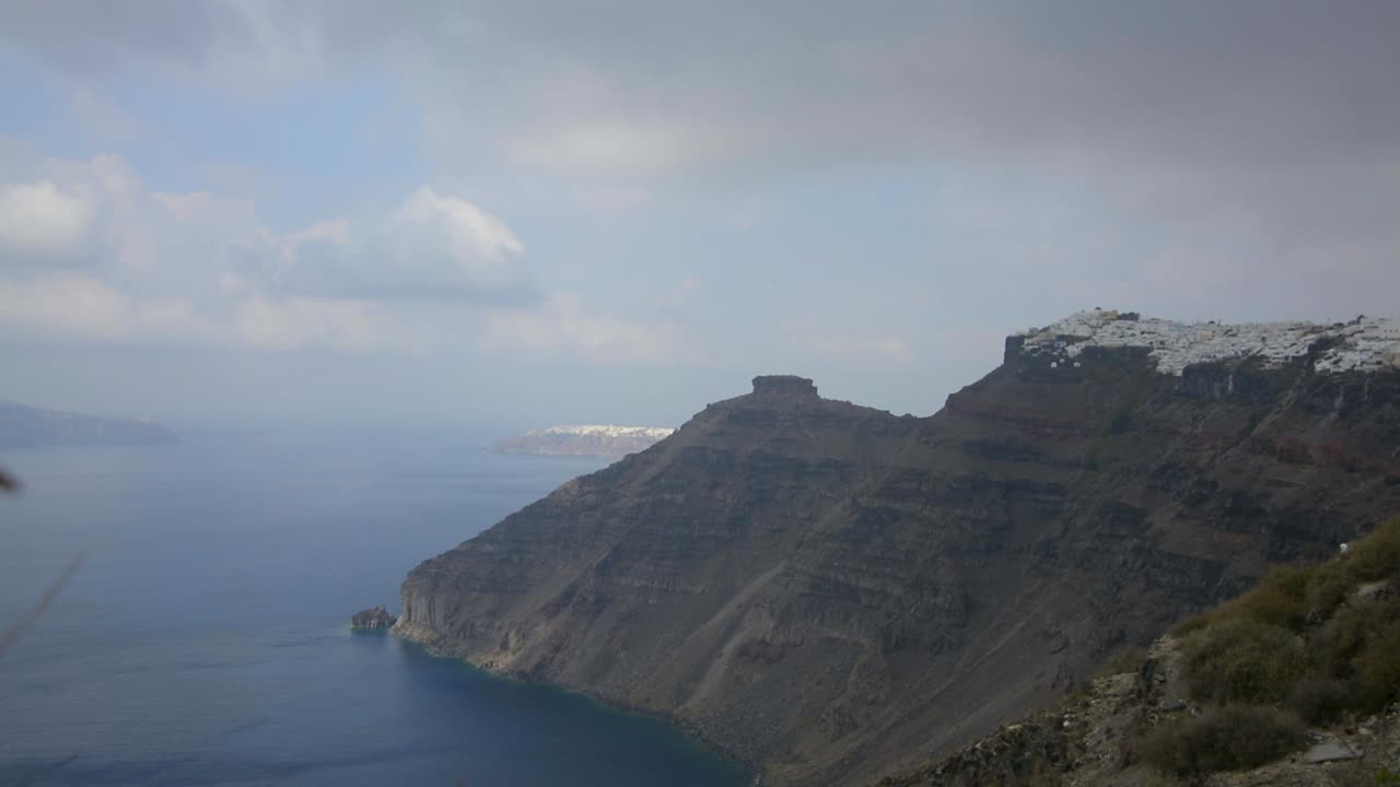 la vista mirando al norte desde thira, santorini, grecia