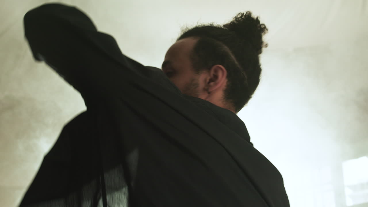 교실 에서 춤 을 추는 젊은 남자