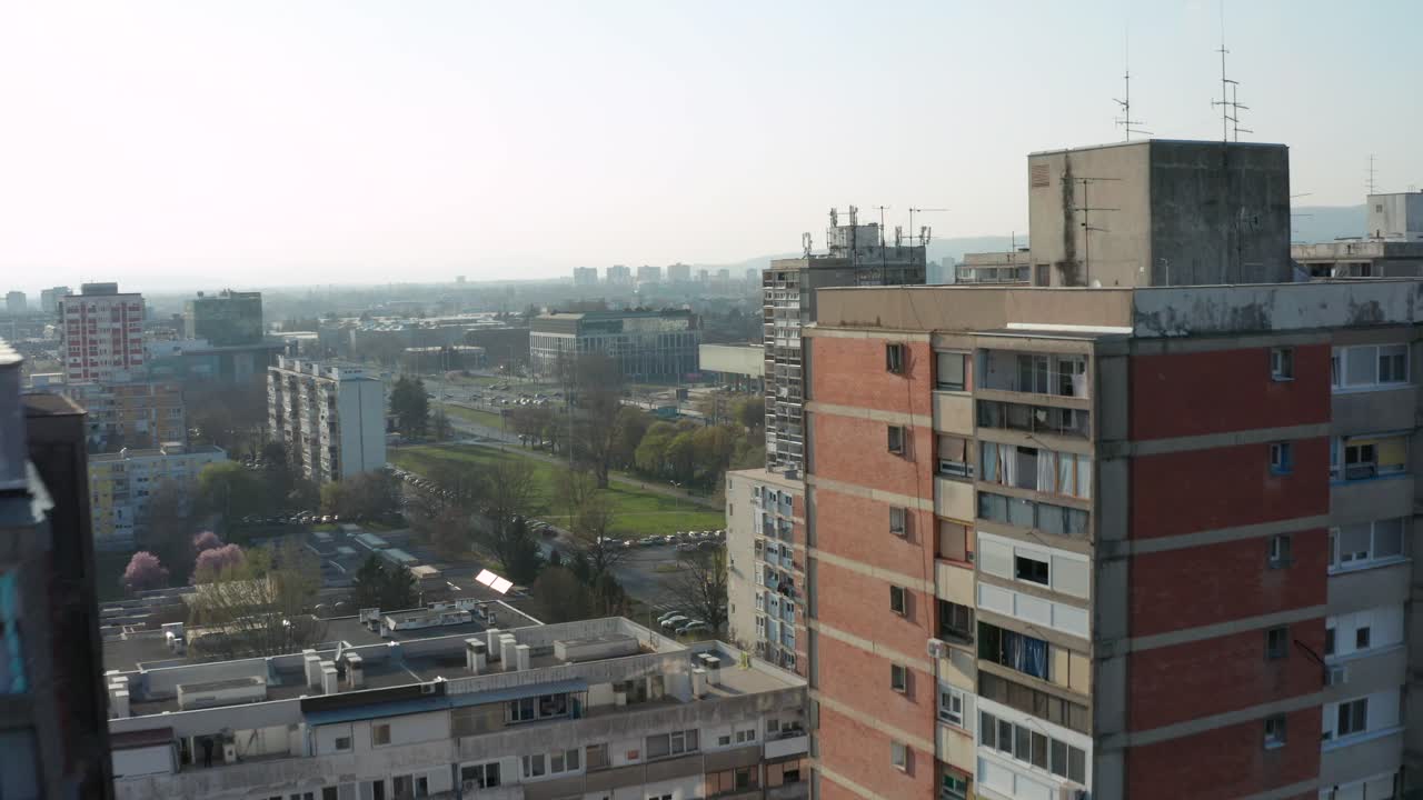 toma aérea de carro tirando hacia atrás a través de un grupo de edificios de apartamentos de gran altura en zagreb, croacia