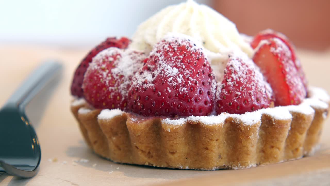 cerca de una deliciosa tarta de fresa con crema batida
