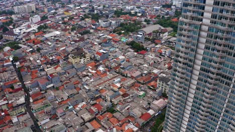 Residencia-Denpasar-Que-Se-Eleva-Por-Encima-De-Los-Asentamientos-En-La-Ciudad-De-Kuningan,-Distrito-De-Setiabudi,-Yakarta,-Indonesia