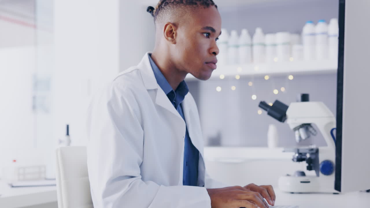 Digitazione, ricerca e scienziato al computer