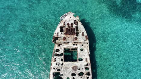 Vista-De-Arriba-Hacia-Abajo-Del-Naufragio-De-Ss-Sapona,-Naufragio-Con-Casco-De-Hormigón-Cerca-De-Bimini-En-Las-Bahamas