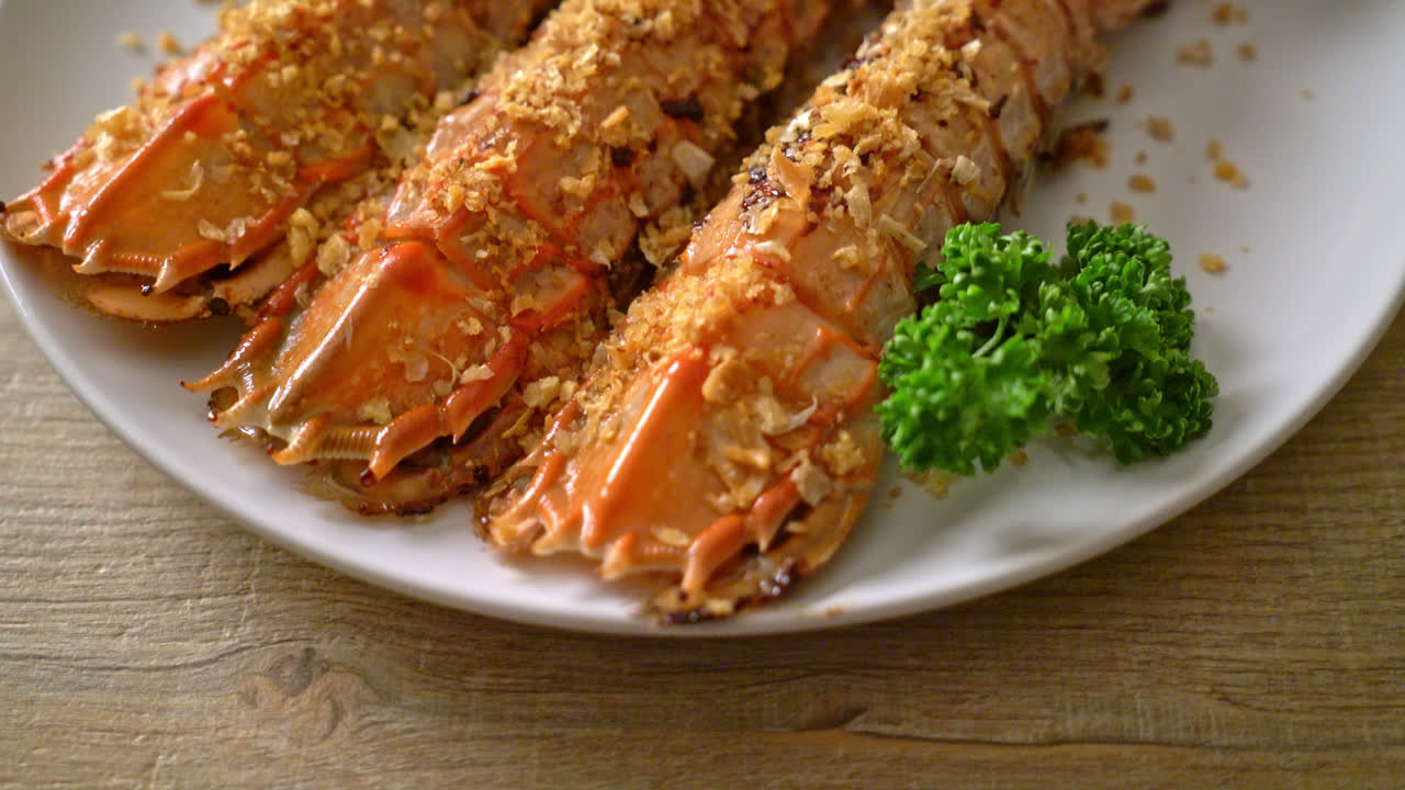 흰 접시에 마늘을 넣은 사마귀 새우 볶음