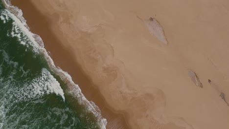 Olas-De-Agua-Del-Océano-En-La-Playa-Costera-De-Rocha-Uruguay