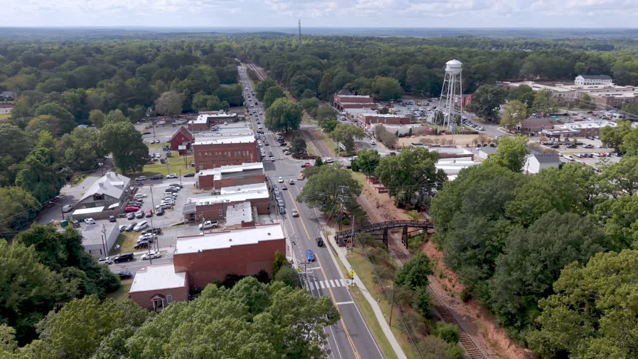 노스캐롤라이나 주 왁스호 주변을 천천히 도는 항공 궤도