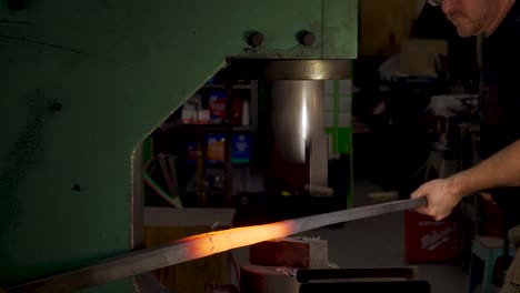 forja de metal de herrero en 4k