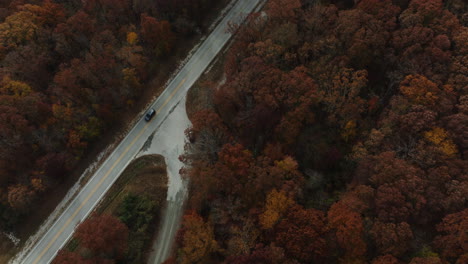 Conducción-De-Automóviles-En-Una-Carretera-Entre-El-Bosque-Otoñal-En-AR,-EE.UU.---Disparo-De-Drones