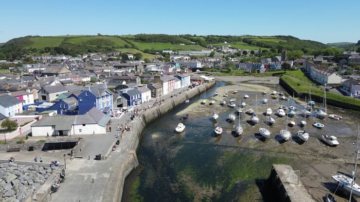 Aberaeron, Galles: cittadina costiera e porto in estate. Riprese aeree 4K.