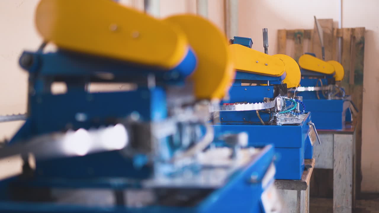 macchine utensili automatiche affilano ingranaggi a nastro in un negozio di luce
