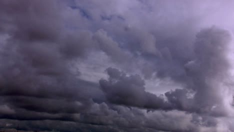 nubes oscuras se mueven por el cielo cuando se acerca una tormenta 1