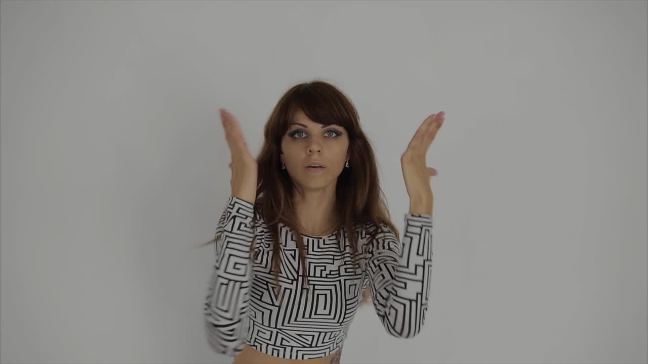 mujer posando y estirándose