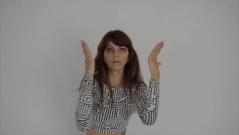 mujer posando y estirándose