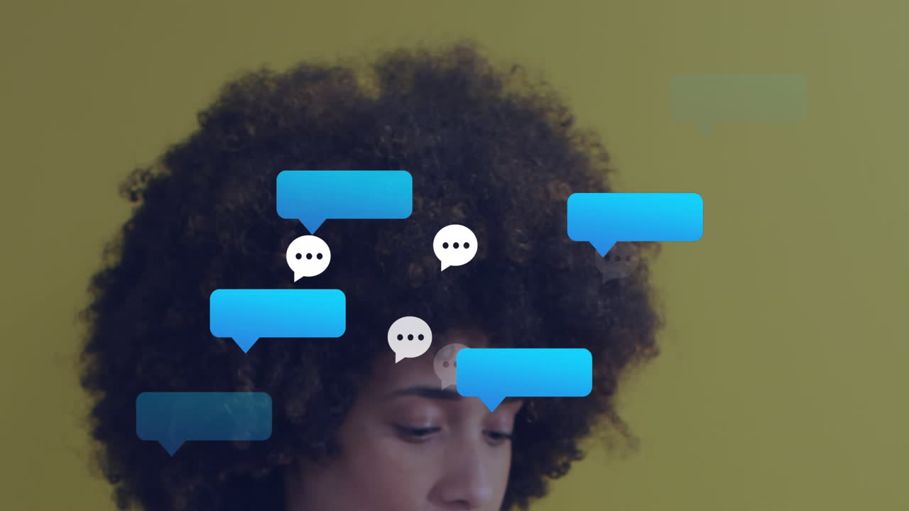 animación de iconos de mensajes y burbujas de habla en primer plano de una mujer afroamericana sonriendo