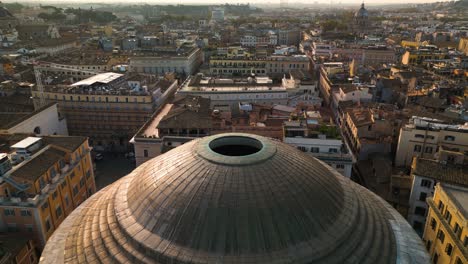 el retiro aéreo revela la famosa iglesia abovedada del panteón en roma, italia.