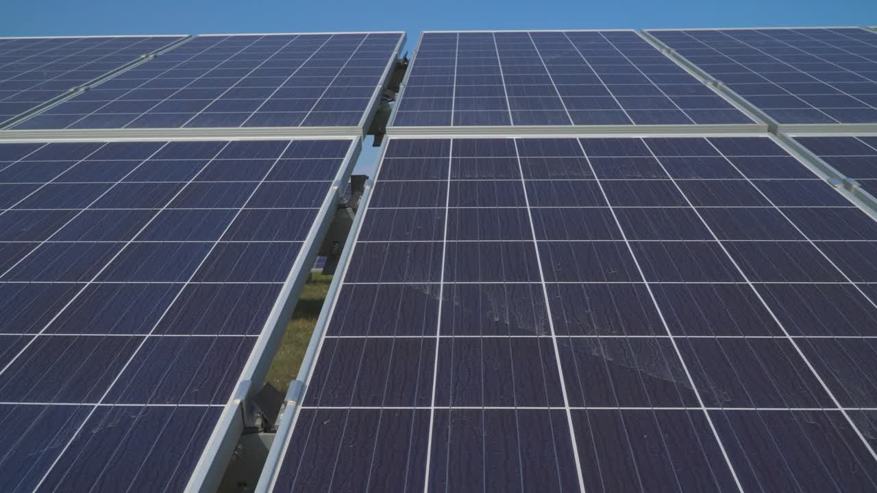 primer plano de los paneles solares en una central solar
