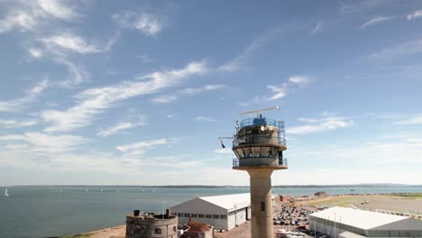 Estación-De-Vigilancia-De-La-Torre-Nci-Calshot-Con-Radar-Marino-Giratorio-En-La-Parte-Superior-Con-Vistas-Al-Mar-Costero-Durante-El-Día-En-Calshot,-Reino-Unido