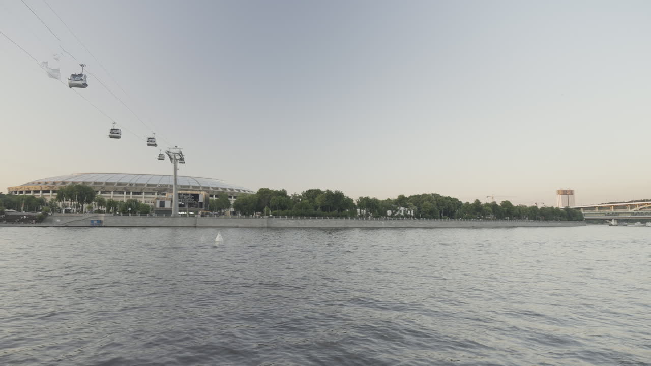 강, 경기장, 케이블카 를 가진 도시 풍경