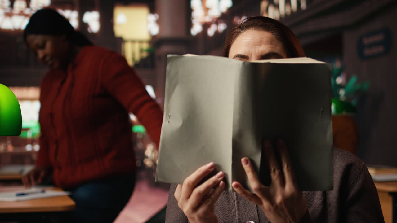 gente leyendo libros en la biblioteca