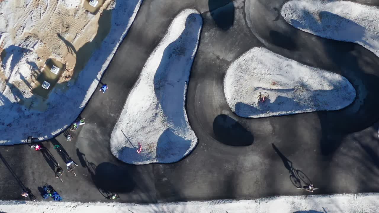 펌프 트랙, 자전거 및 스케이트보드 공원, 도시 레크리에이션 및 야외 활동, 어린이, 인식할 수 없는, 트랙에서 자전거 타기, 도시 레크리에이션 및 야외 활동